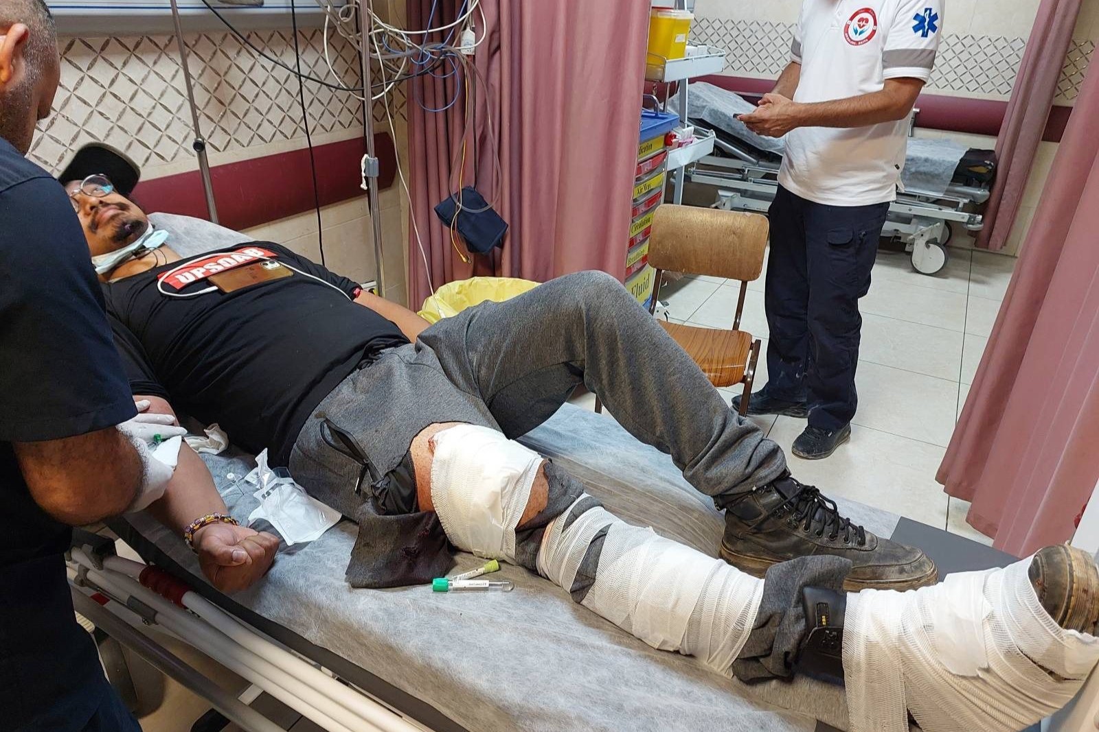 متضامن أجنبي يتلقى العلاج عقب إصابته برصاص قوات الاحتلال الإسرائيلي في بلدة بيتا جنوب نابلس 